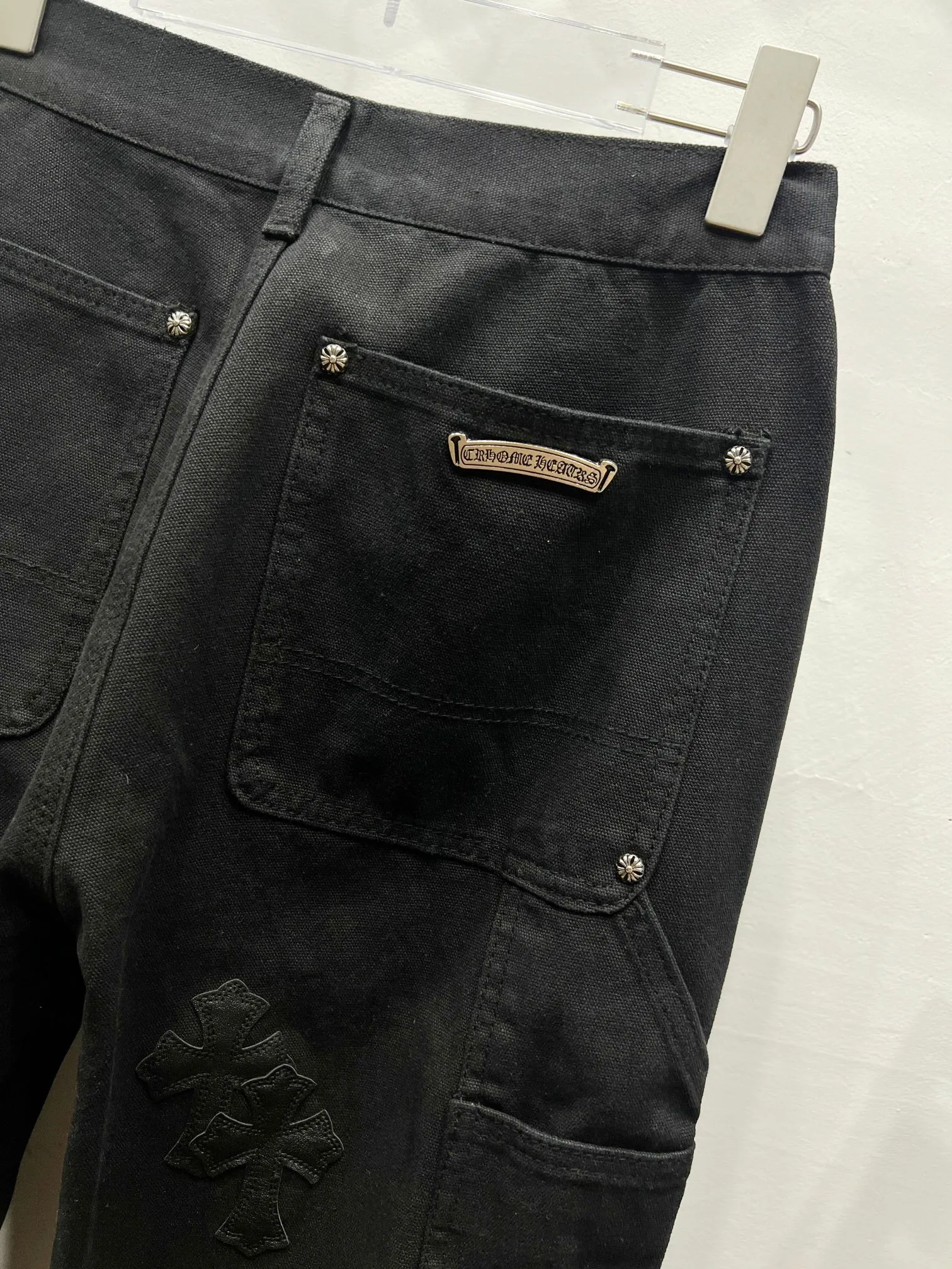 P260 Style No.: (c044) Chrome hearts Cross patch leather jeans workwear logging pants Chrome hearts logging pants are here! ! ! CH Croix Heart Double Knee Cross Patch Leather Bo1 Style Logging Pants Straight-leg Work Pants B136 Croix Heart Cross Sanskrit Overalls Price 4W Level, Patched Cross Pattern Decoration, High Waist Washed Jeans! ! Absolutely high-end luxury products, 1.9W level god-level single products, super popular products, made by top heavy industry, not to be missed. About Zangyin, this is an extremely luxurious fashion brand, which can also be called the nobles of the high street. It has always been an exclusive brand of some hipsters or rich second generation. Compared with ordinary high streets, it is more luxurious and noble. Compared with luxury brands, it has a more fashionable personality and has always been a brand that I have a special liking for. Imported yarn is custom-woven into a high-density twill canvas, which ensures a crisp silhouette while also making the fabric feel very delicate. It follows the B01 classic silhouette, with a crisp and stylish upper body. The ready-made garments are stone-ground and fermented, so they can be matched with any style. Buttons and brushed zinc are washed with genuine YKK retro metal products. Double-layered canvas on the front. Perfect details. All hardware is perfect. Size: s-XXL Color: Black
